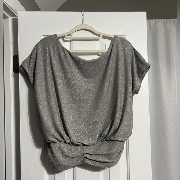 Metallic Short Sleeve Ruched Banded Bottom Tee - Picture 5 of 5